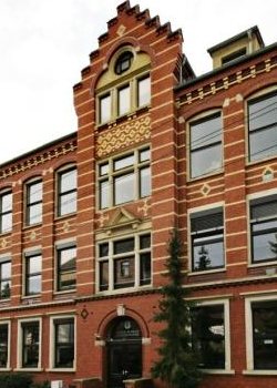 Verzierter Ziergiebel und Eingang des Schulgebäudes