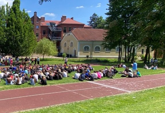Grünes Schulgelände der Oberschule Lichtentanne mit historischem Gebäude