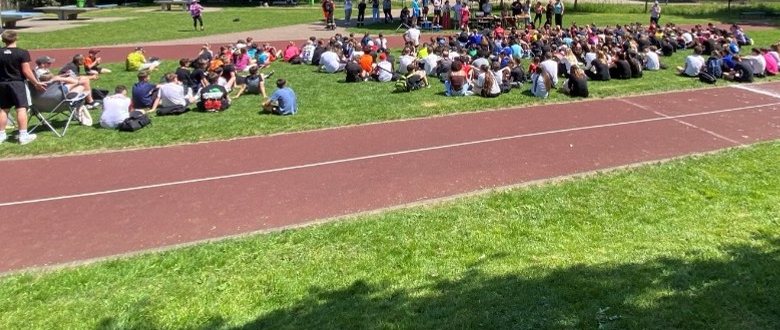 Schülerinnen und Schüler beim Sportfest auf der Sportanlage