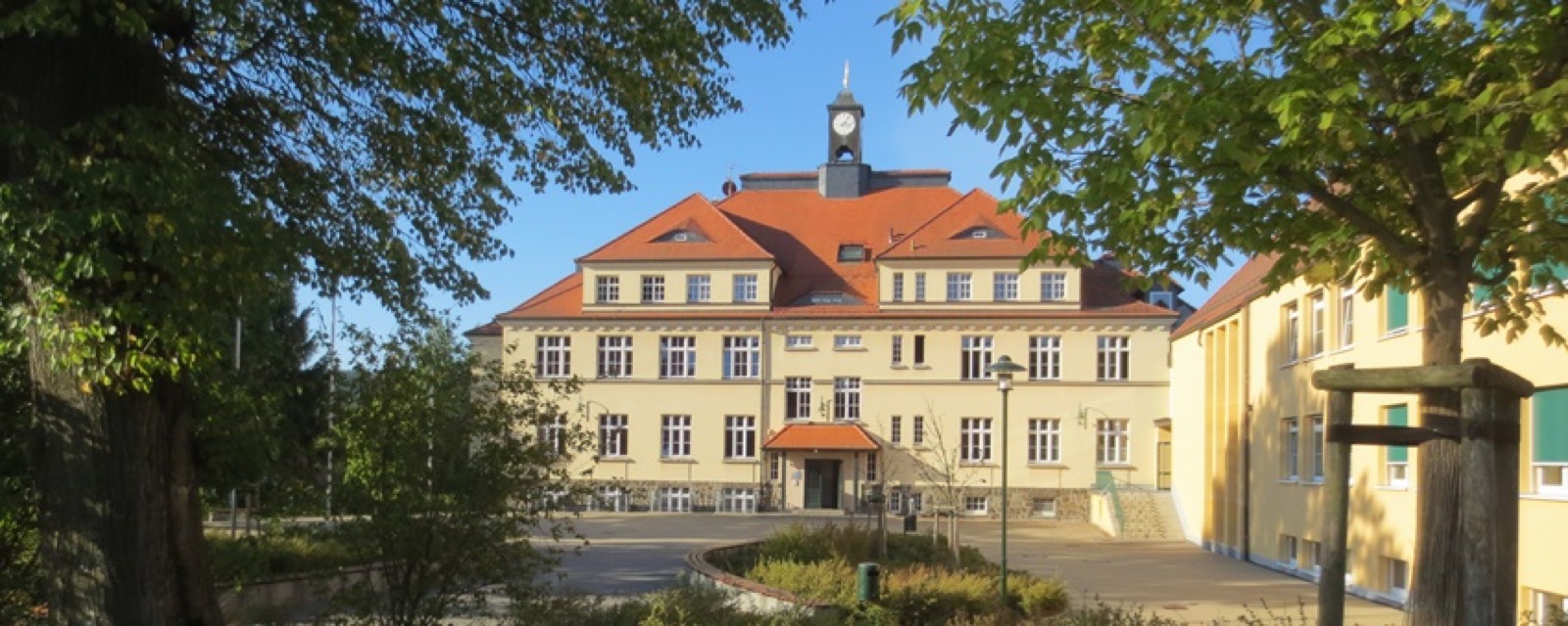 Historisches Gebäude der Gerhart-Hauptmann-Oberschule Sohland mit Uhrturm