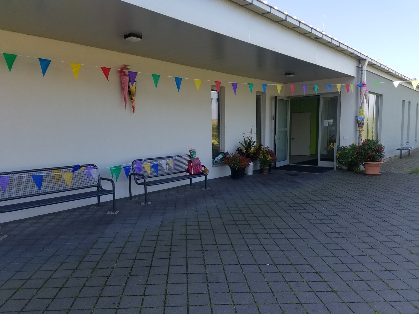 Festlich mit Wimpeln geschmückter Schuleingang