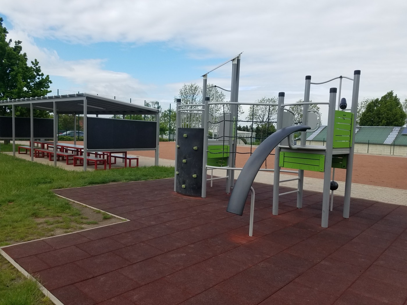 Modernes Spielgelände mit Klettergerüst und Sportplatz